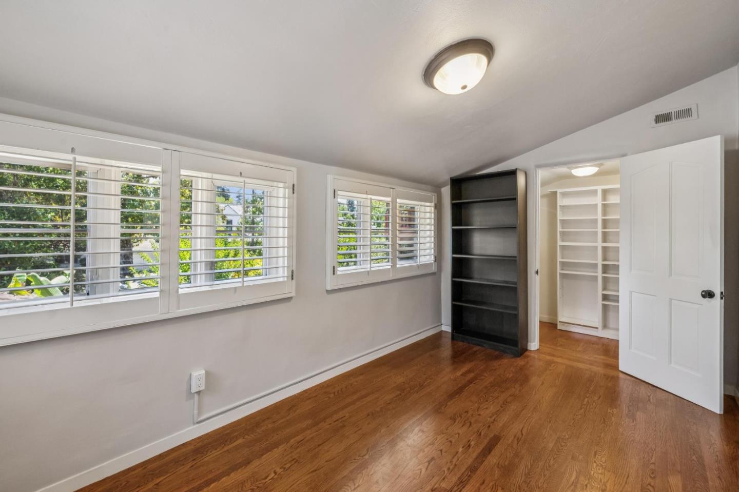 Detail Gallery Image 100 of 151 For 590 Center Dr, Palo Alto,  CA 94301 - 5 Beds | 3 Baths