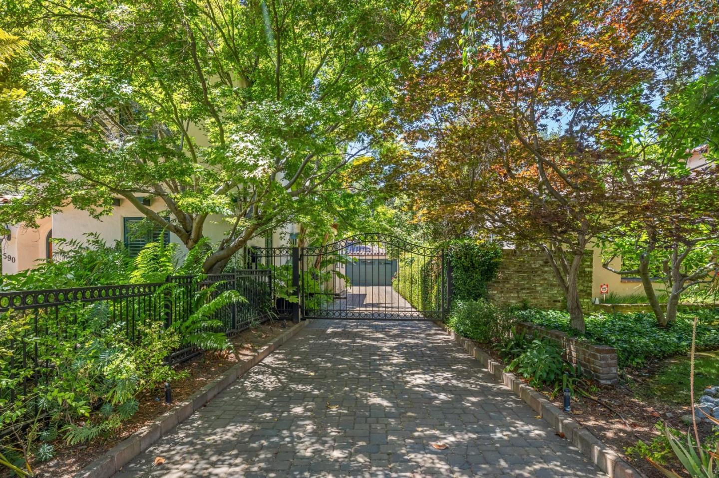 Detail Gallery Image 119 of 151 For 590 Center Dr, Palo Alto,  CA 94301 - 5 Beds | 3 Baths
