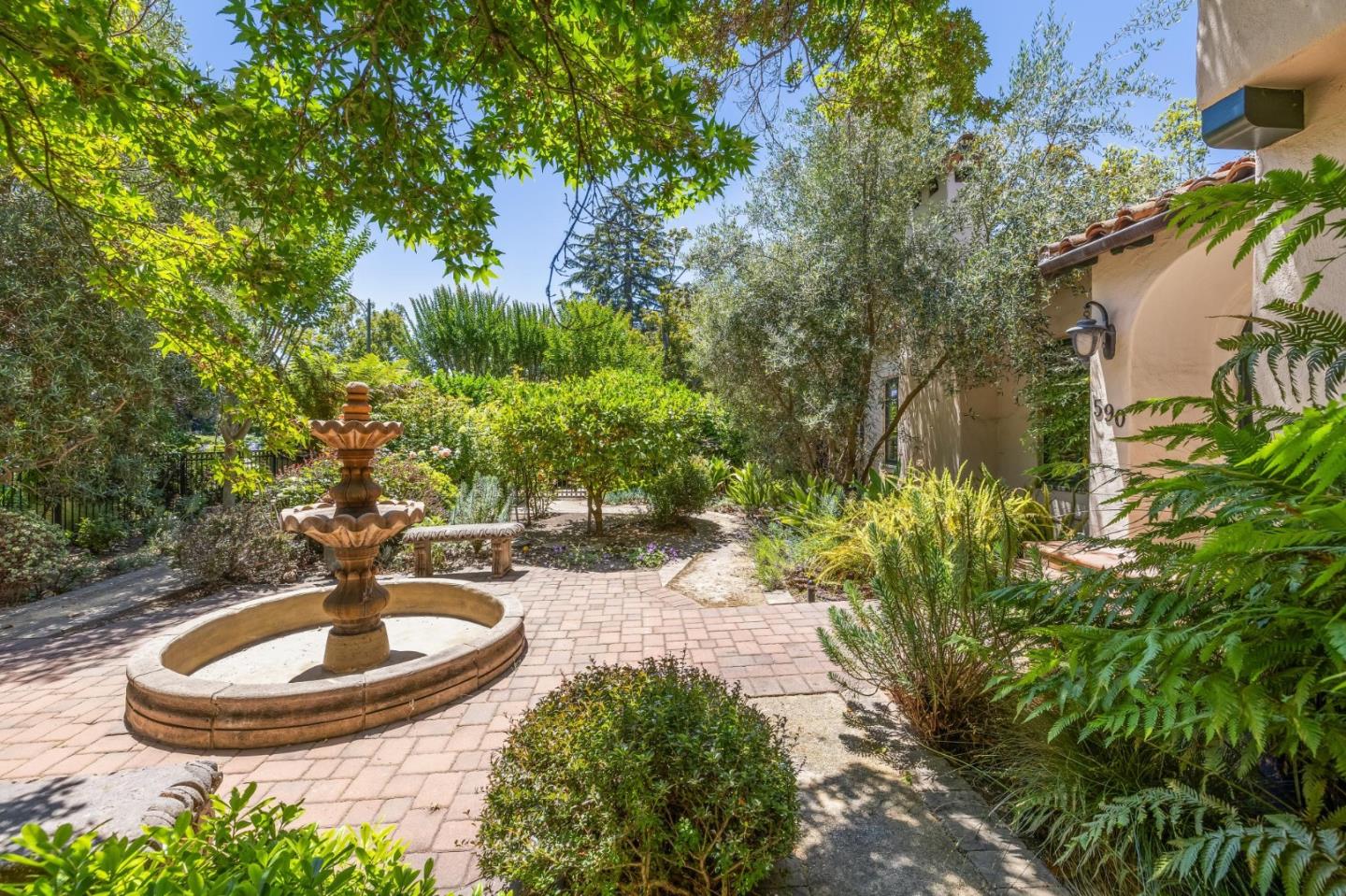 Detail Gallery Image 12 of 151 For 590 Center Dr, Palo Alto,  CA 94301 - 5 Beds | 3 Baths