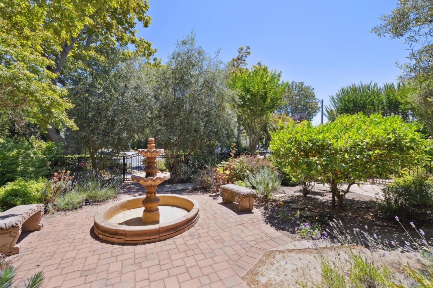 Detail Gallery Image 13 of 151 For 590 Center Dr, Palo Alto,  CA 94301 - 5 Beds | 3 Baths