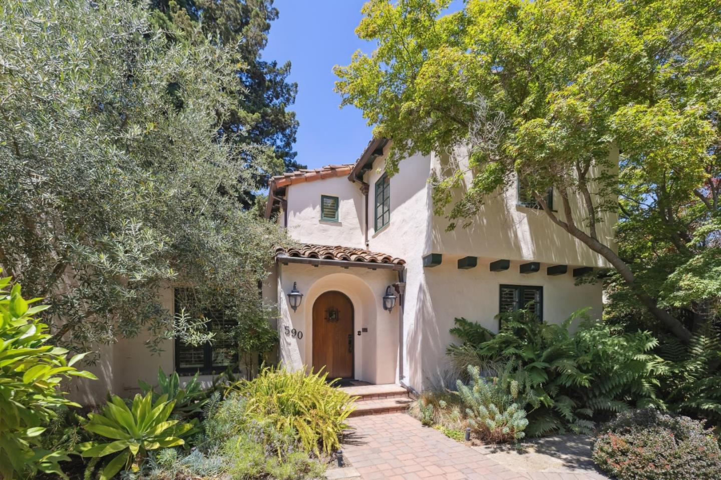 Detail Gallery Image 15 of 151 For 590 Center Dr, Palo Alto,  CA 94301 - 5 Beds | 3 Baths