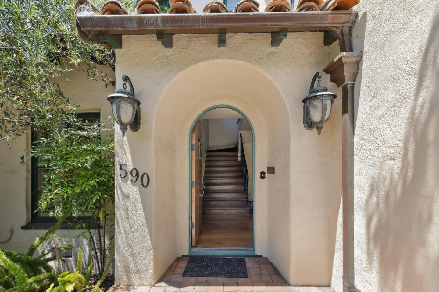 Detail Gallery Image 16 of 151 For 590 Center Dr, Palo Alto,  CA 94301 - 5 Beds | 3 Baths