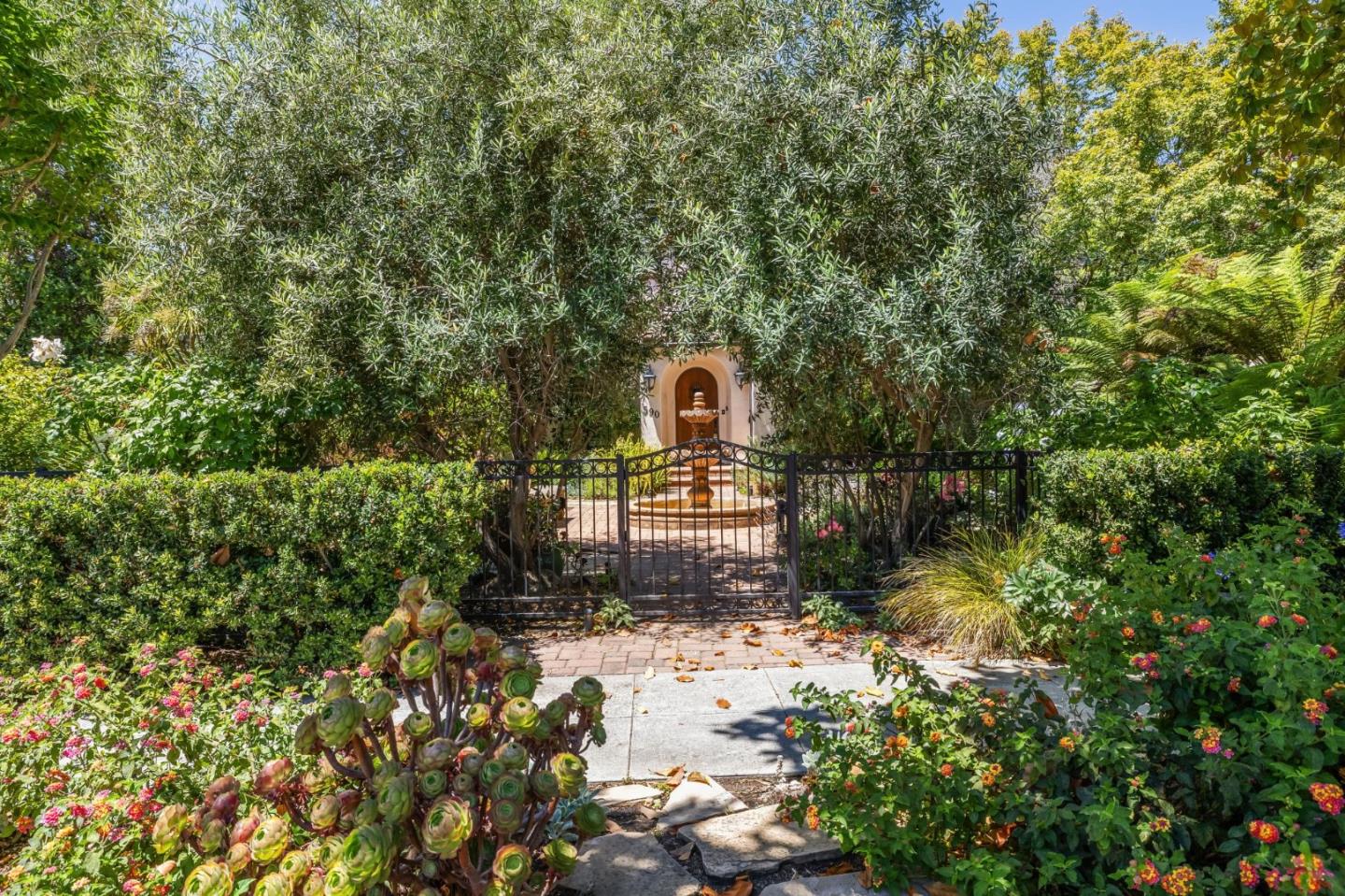 Detail Gallery Image 2 of 151 For 590 Center Dr, Palo Alto,  CA 94301 - 5 Beds | 3 Baths