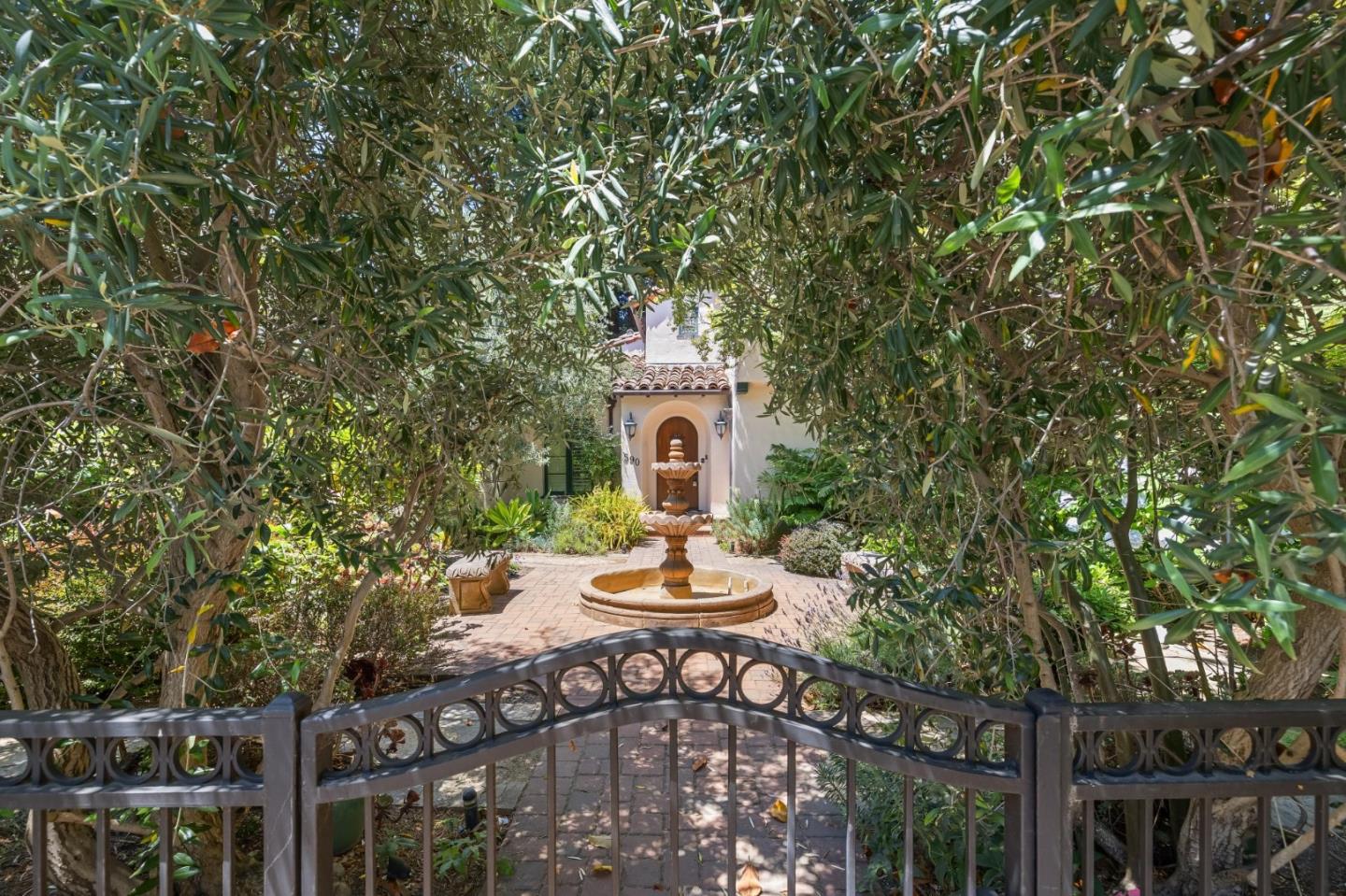 Detail Gallery Image 4 of 151 For 590 Center Dr, Palo Alto,  CA 94301 - 5 Beds | 3 Baths