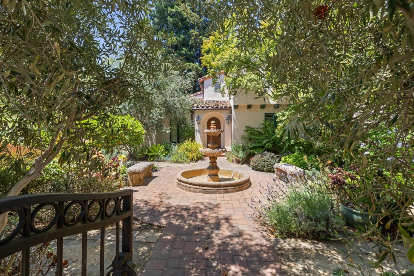 Detail Gallery Image 5 of 151 For 590 Center Dr, Palo Alto,  CA 94301 - 5 Beds | 3 Baths