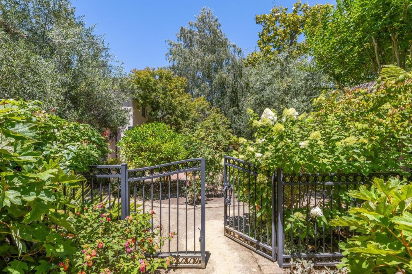 Detail Gallery Image 6 of 151 For 590 Center Dr, Palo Alto,  CA 94301 - 5 Beds | 3 Baths