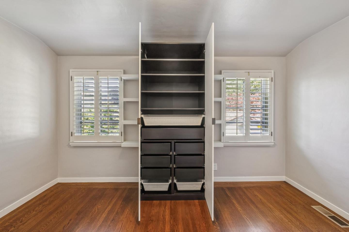 Detail Gallery Image 98 of 151 For 590 Center Dr, Palo Alto,  CA 94301 - 5 Beds | 3 Baths