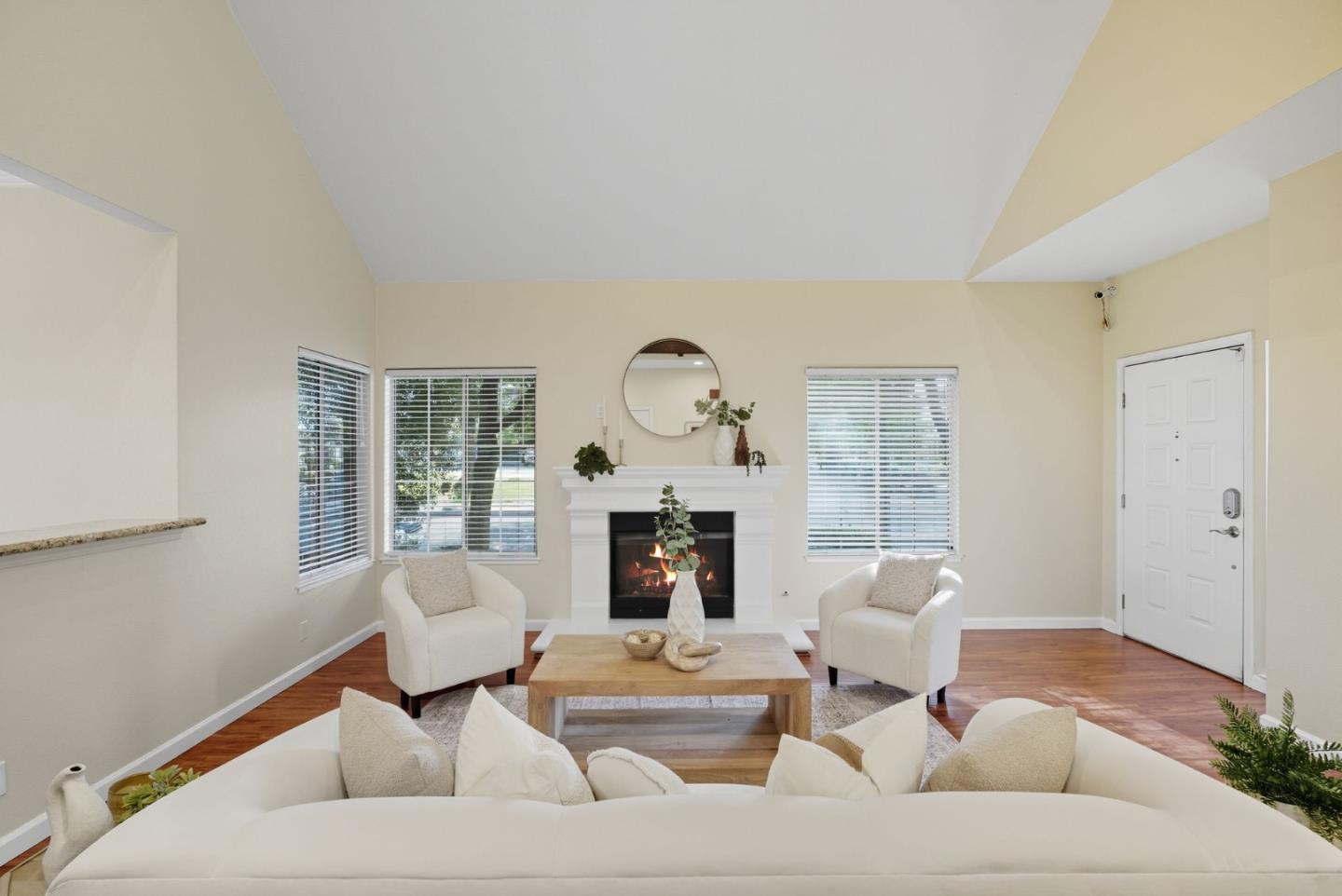 Detail Gallery Image 5 of 42 For 1299 Foxwood Dr, San Jose,  CA 95118 - 3 Beds | 2/1 Baths