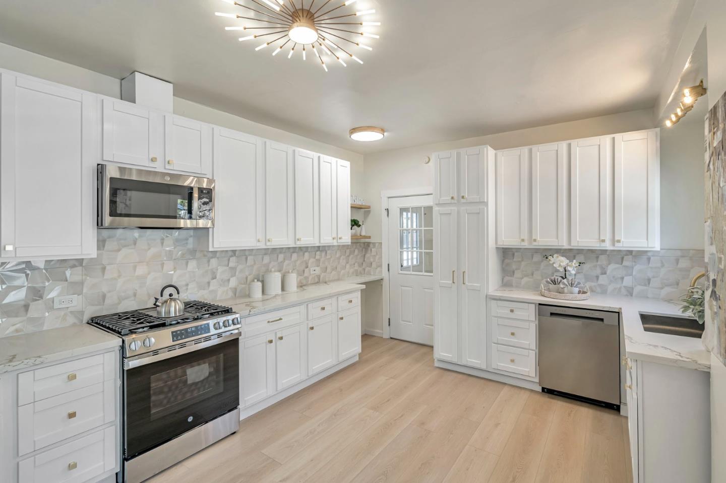 Detail Gallery Image 6 of 18 For 1237 Ashby Ave, Berkeley,  CA 94702 - 2 Beds | 2 Baths