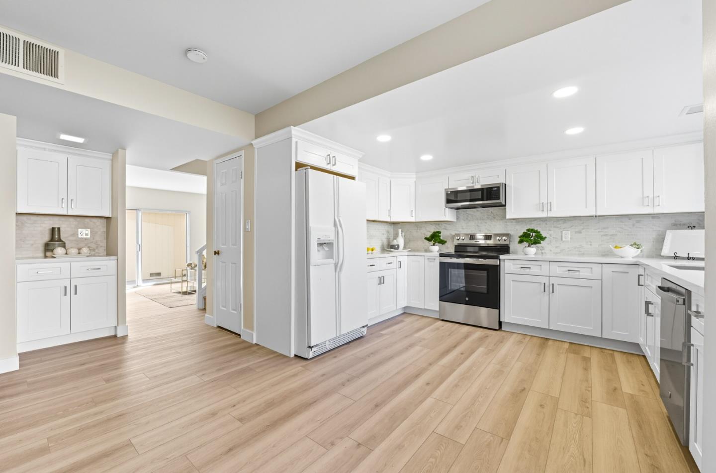 Detail Gallery Image 9 of 32 For 1063 Whitebick Dr, San Jose,  CA 95129 - 4 Beds | 2/1 Baths