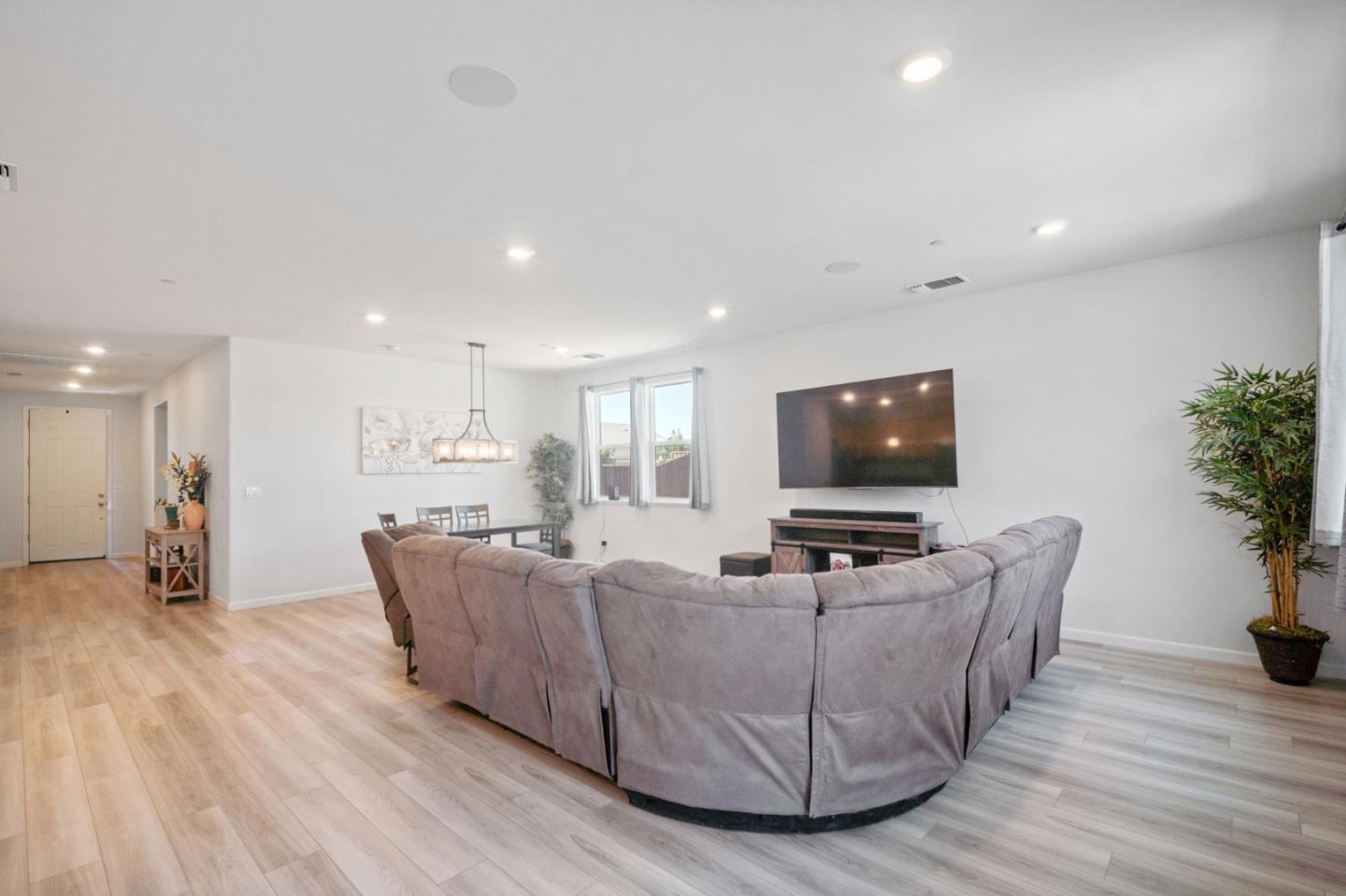 Detail Gallery Image 10 of 43 For 2741 Grayson St, Hollister,  CA 95023 - 4 Beds | 2 Baths