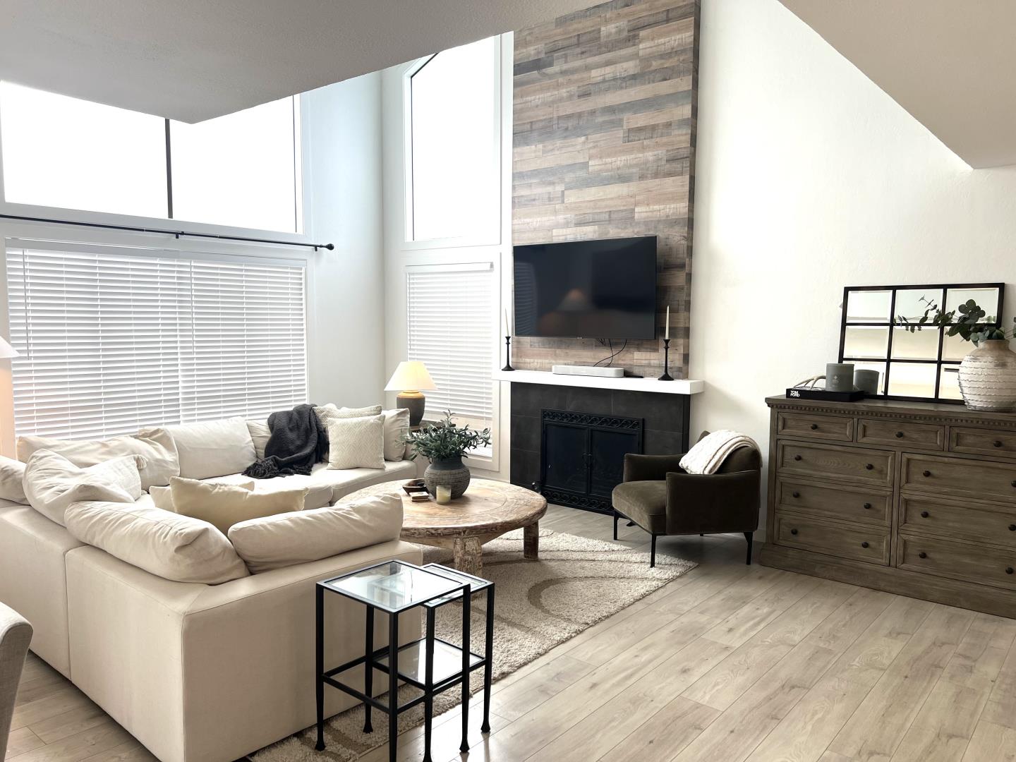 Detail Gallery Image 5 of 26 For 1 Doris Ct, Redwood City,  CA 94061 - – Beds | – Baths