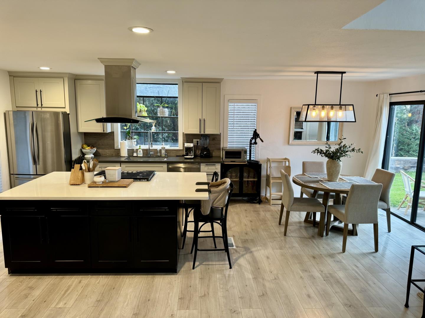 Detail Gallery Image 7 of 26 For 1 Doris Ct, Redwood City,  CA 94061 - – Beds | – Baths