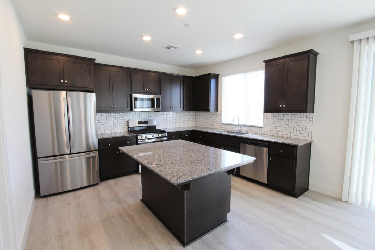 Detail Gallery Image 7 of 18 For 1859 Felsite St, Los Banos,  CA 93635 - 5 Beds | 3 Baths