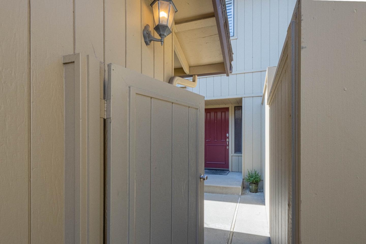 Detail Gallery Image 3 of 38 For 1840 Cherokee Dr #2,  Salinas,  CA 93906 - 3 Beds | 2/1 Baths