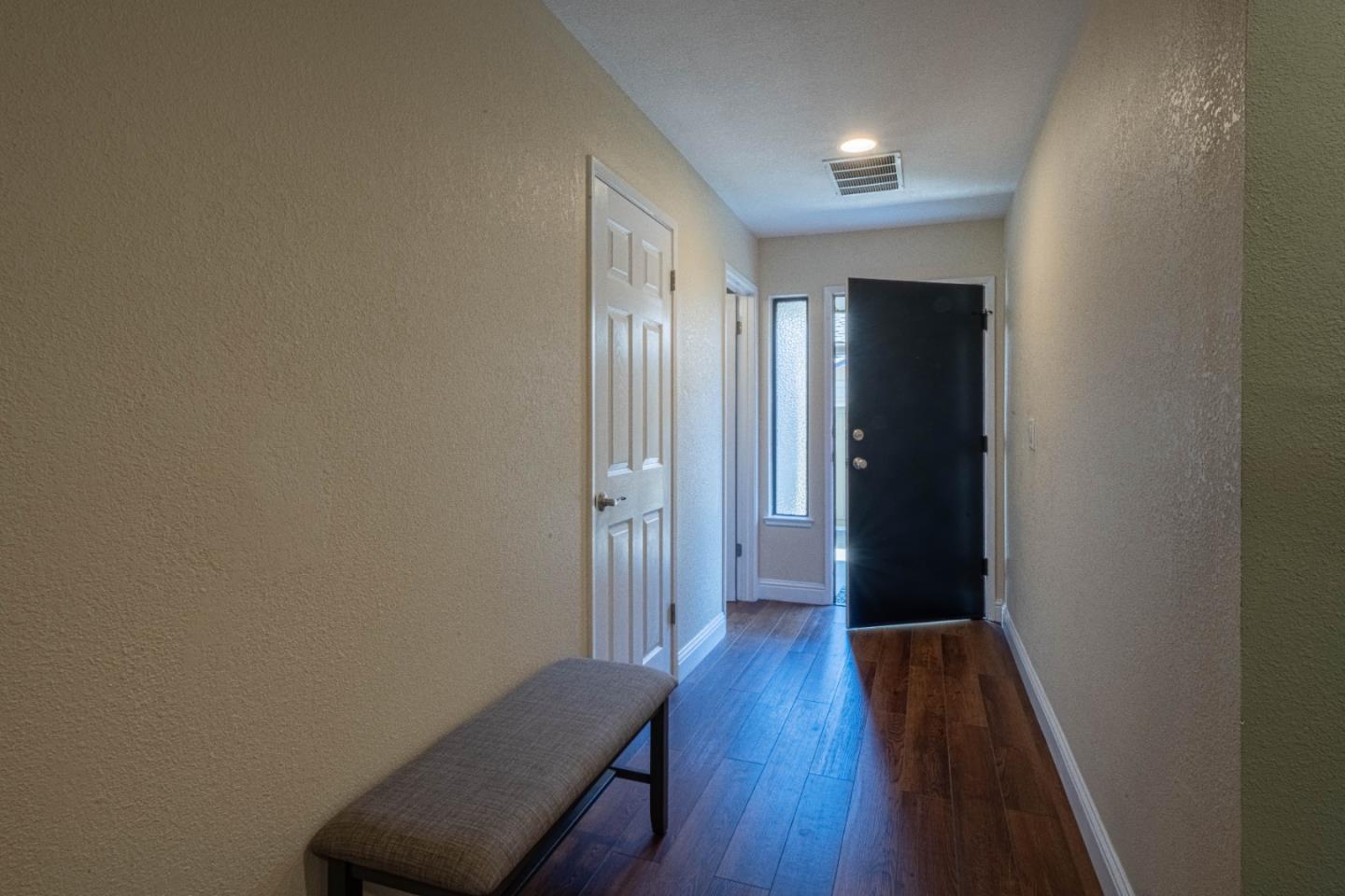 Detail Gallery Image 6 of 38 For 1840 Cherokee Dr #2,  Salinas,  CA 93906 - 3 Beds | 2/1 Baths