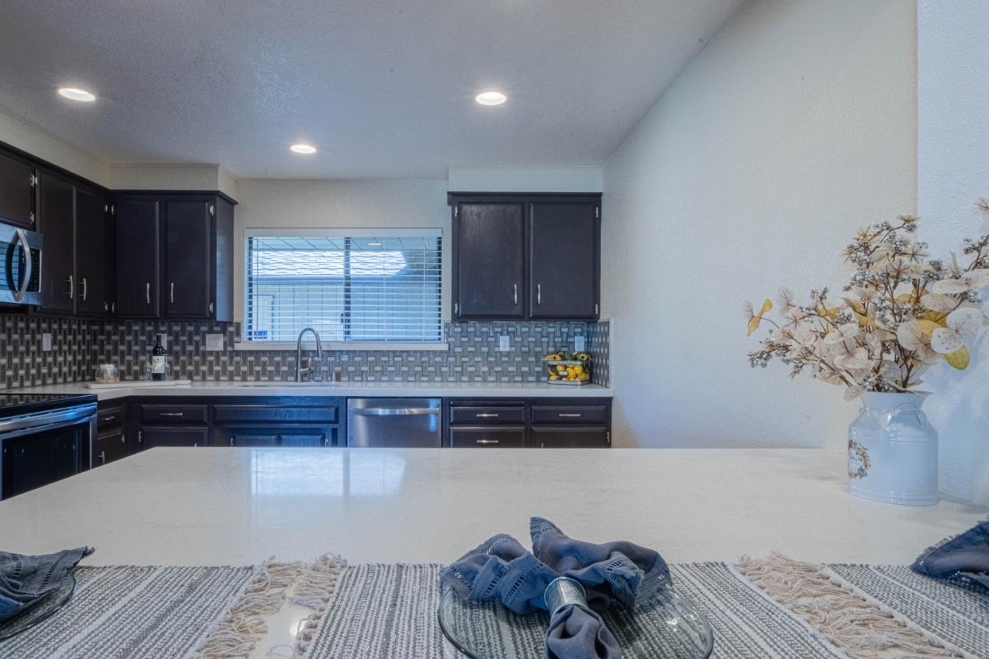 Detail Gallery Image 9 of 38 For 1840 Cherokee Dr #2,  Salinas,  CA 93906 - 3 Beds | 2/1 Baths