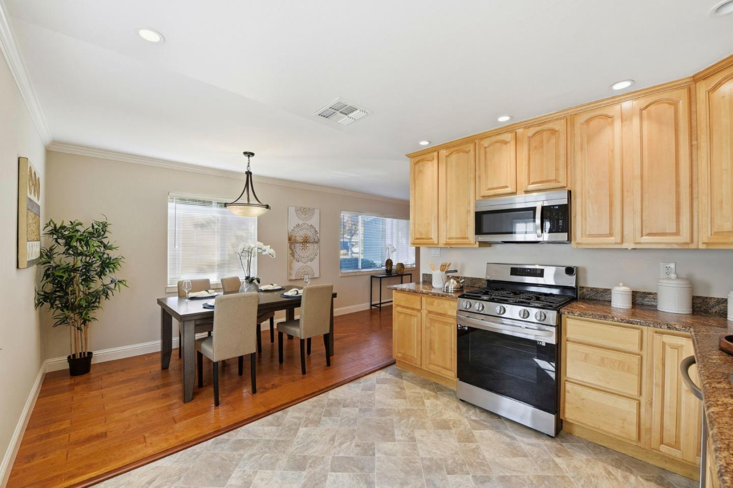 Detail Gallery Image 6 of 34 For 2934 Custer Dr, San Jose,  CA 95124 - 4 Beds | 2 Baths