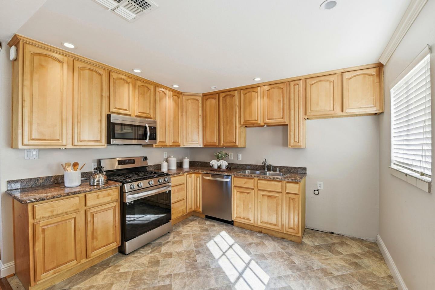 Detail Gallery Image 7 of 34 For 2934 Custer Dr, San Jose,  CA 95124 - 4 Beds | 2 Baths