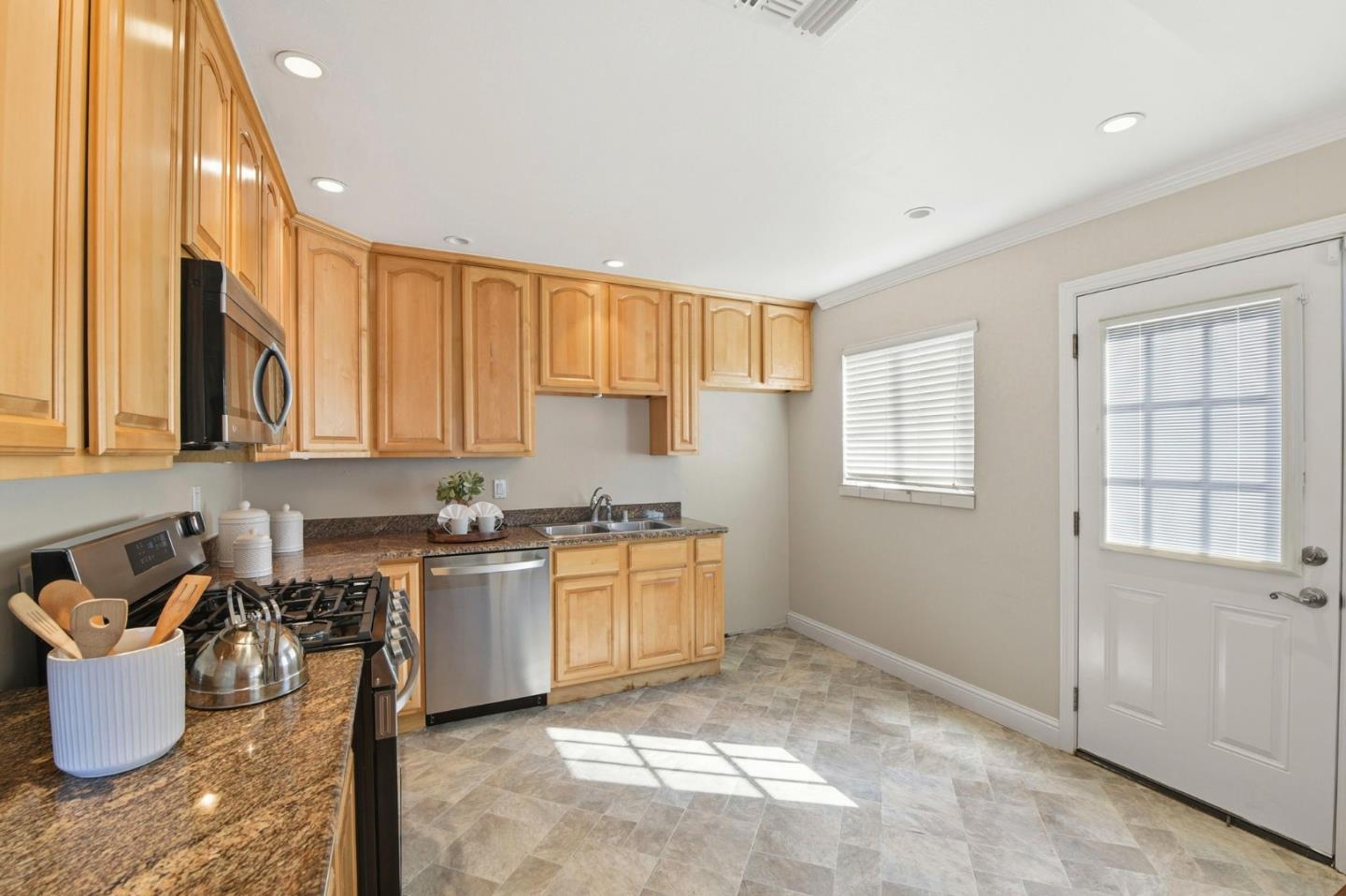 Detail Gallery Image 8 of 34 For 2934 Custer Dr, San Jose,  CA 95124 - 4 Beds | 2 Baths