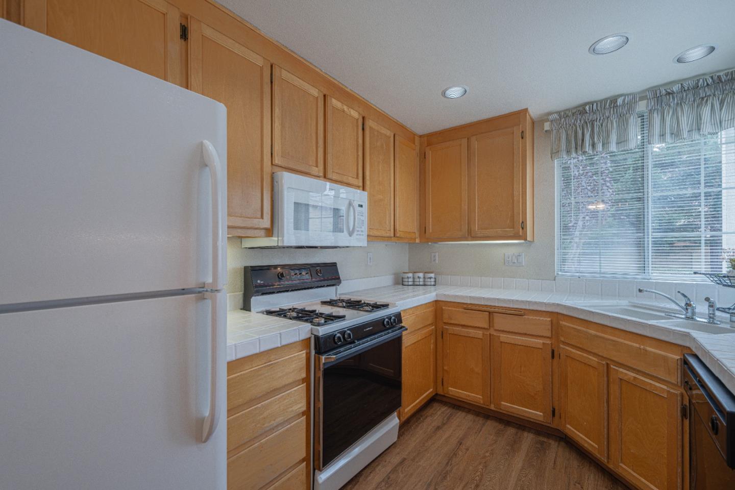 Detail Gallery Image 10 of 38 For 1920 Constitution Blvd #36,  Salinas,  CA 93905 - 2 Beds | 2/1 Baths