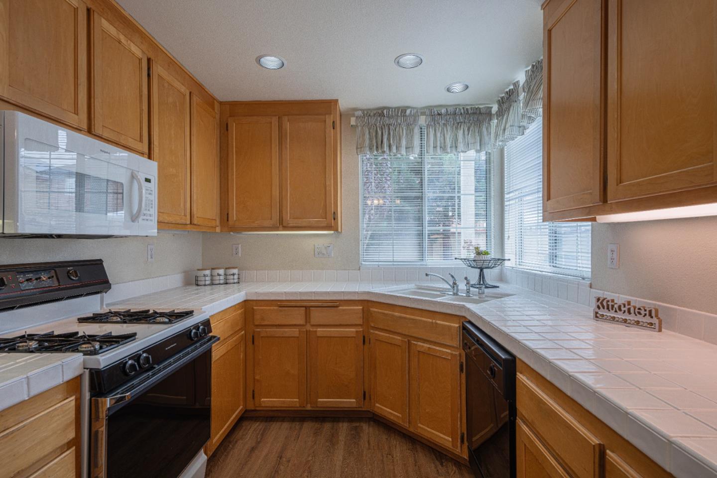 Detail Gallery Image 9 of 38 For 1920 Constitution Blvd #36,  Salinas,  CA 93905 - 2 Beds | 2/1 Baths