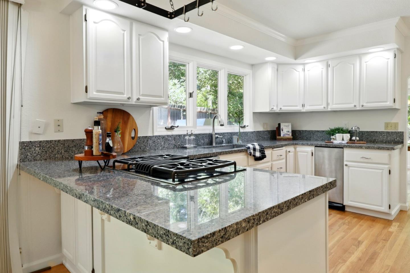 Detail Gallery Image 15 of 79 For 20 Grainger Ln, Santa Cruz,  CA 95060 - 4 Beds | 3 Baths