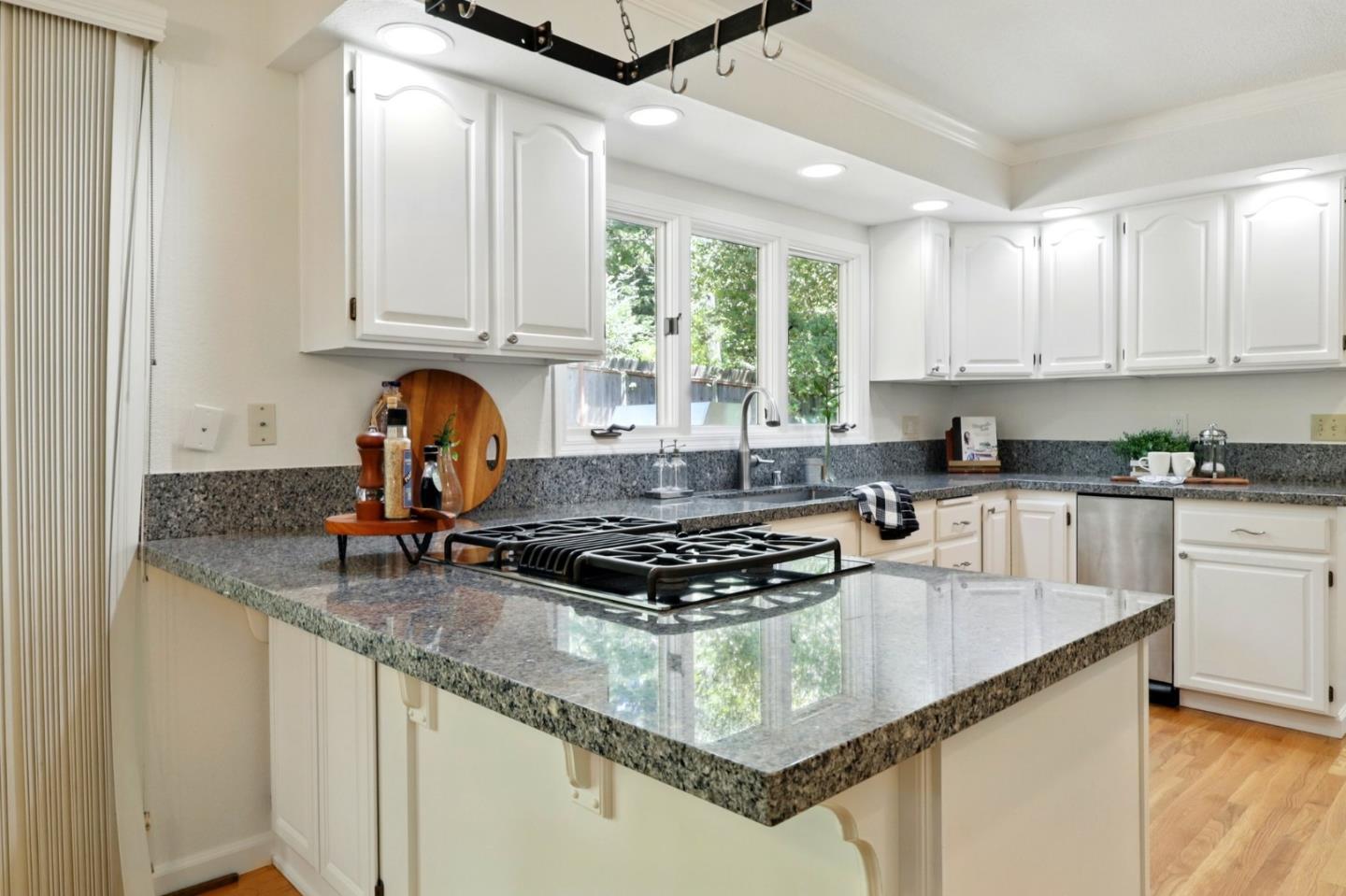 Detail Gallery Image 17 of 79 For 20 Grainger Ln, Santa Cruz,  CA 95060 - 4 Beds | 3 Baths