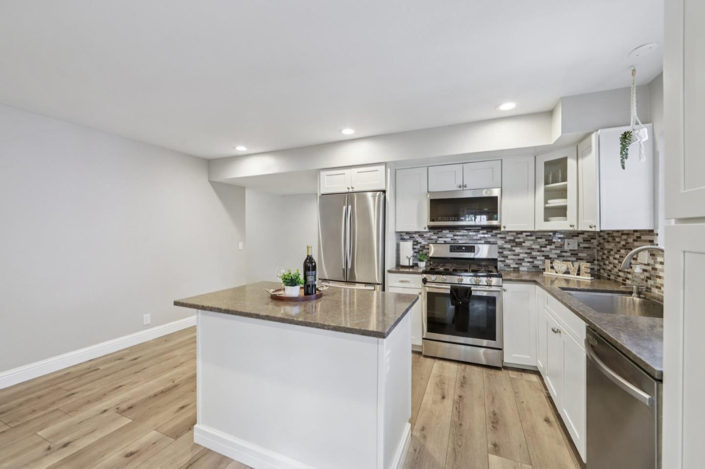 Detail Gallery Image 9 of 30 For 398 Bluefield Dr, San Jose,  CA 95136 - 3 Beds | 2 Baths