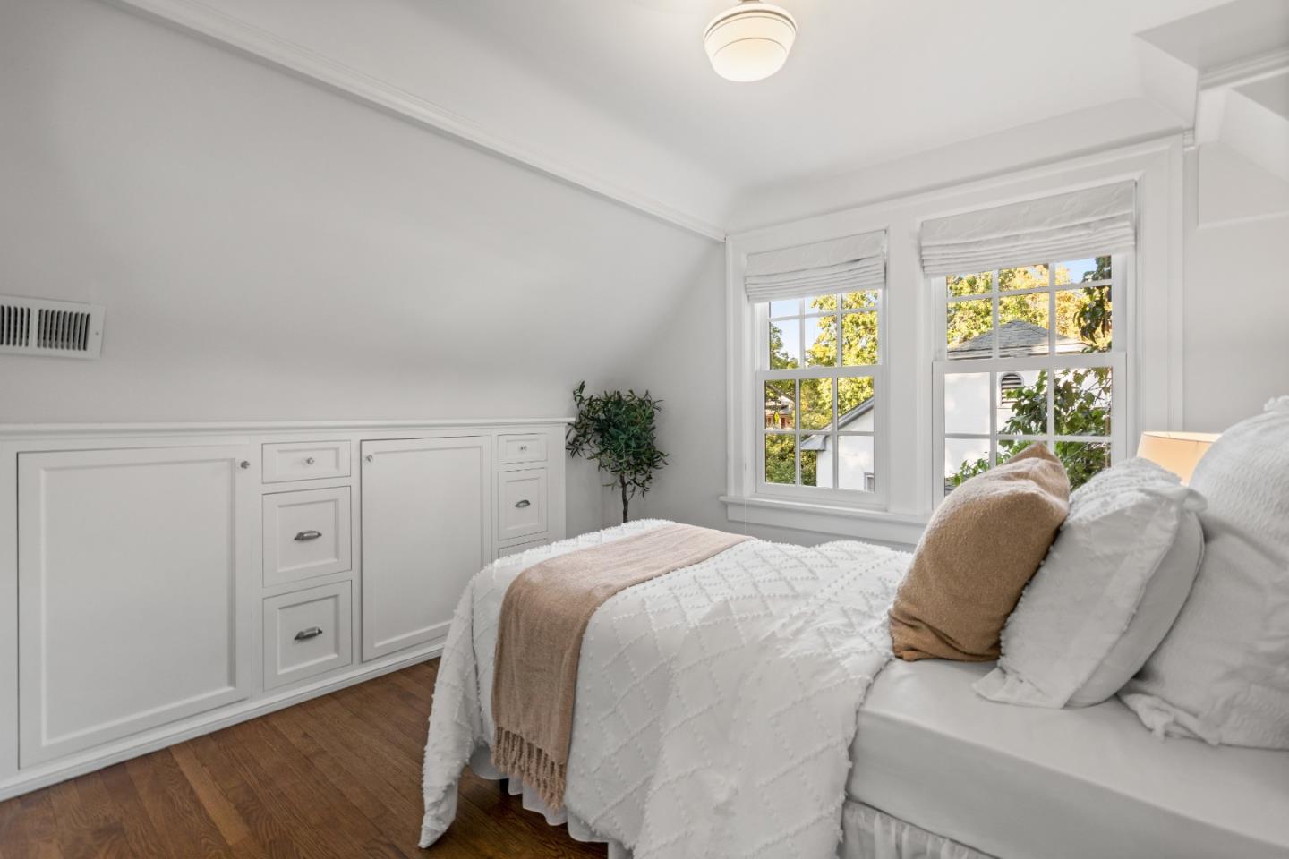 Detail Gallery Image 33 of 47 For 678 Hawthorne Ave, Palo Alto,  CA 94301 - 3 Beds | 2 Baths