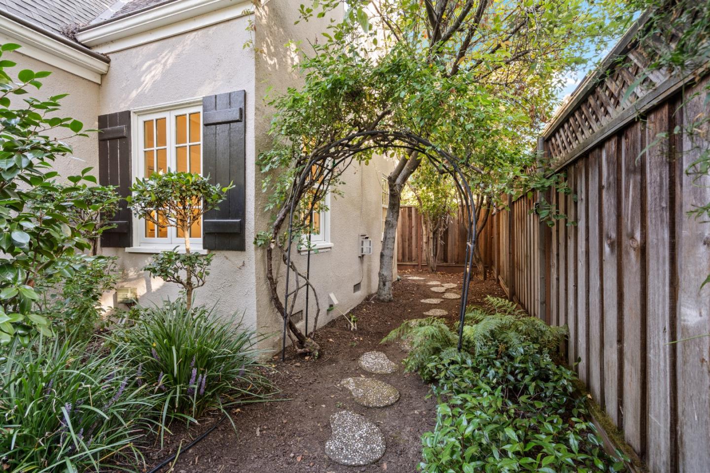 Detail Gallery Image 38 of 47 For 678 Hawthorne Ave, Palo Alto,  CA 94301 - 3 Beds | 2 Baths