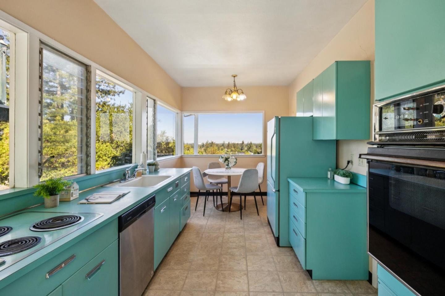 Detail Gallery Image 13 of 26 For 14423 Miranda Ct, Los Altos Hills,  CA 94022 - 3 Beds | 2/1 Baths