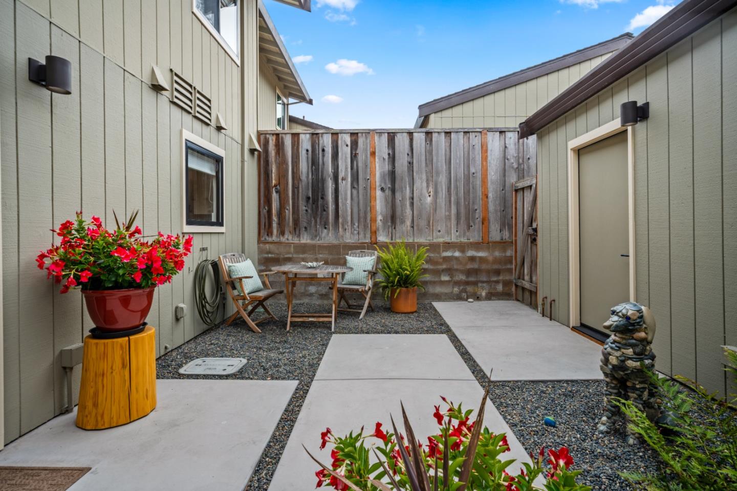 Detail Gallery Image 13 of 32 For 1103 Heather Ln, Pacific Grove,  CA 93950 - 3 Beds | 2/1 Baths