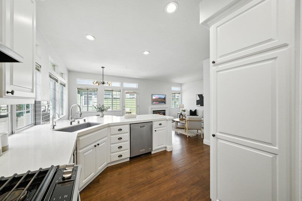 Detail Gallery Image 19 of 67 For 1151 La Rochelle Ter #G,  Sunnyvale,  CA 94089 - 3 Beds | 2/1 Baths