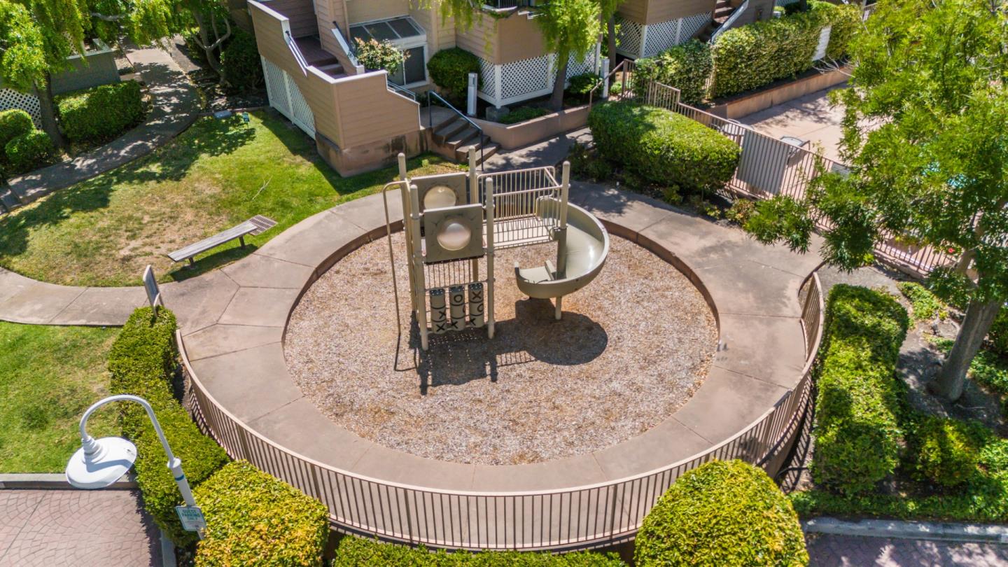 Detail Gallery Image 48 of 67 For 1151 La Rochelle Ter #G,  Sunnyvale,  CA 94089 - 3 Beds | 2/1 Baths