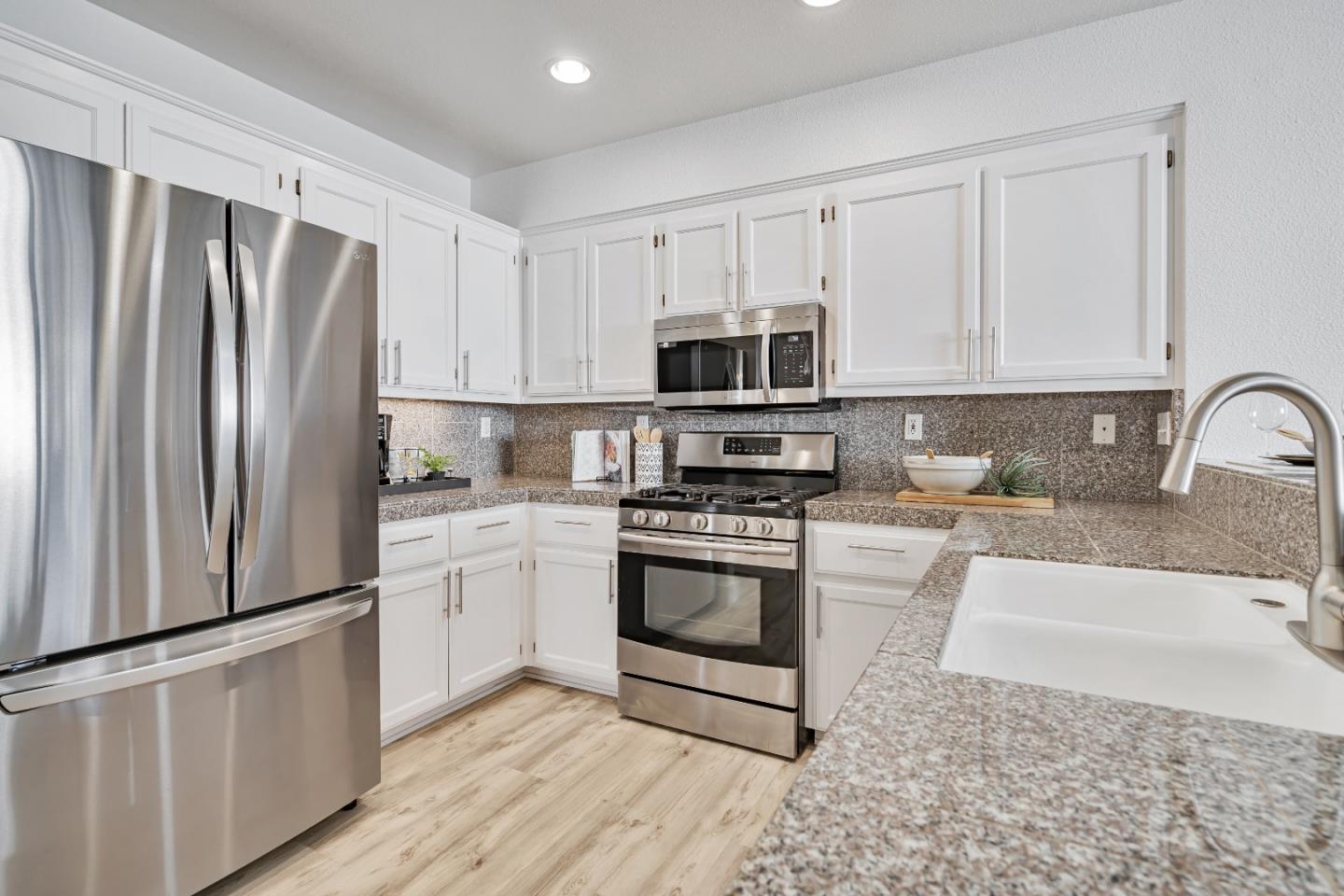 Detail Gallery Image 13 of 31 For 3697 Jasmine Cir, San Jose,  CA 95135 - 3 Beds | 2/1 Baths