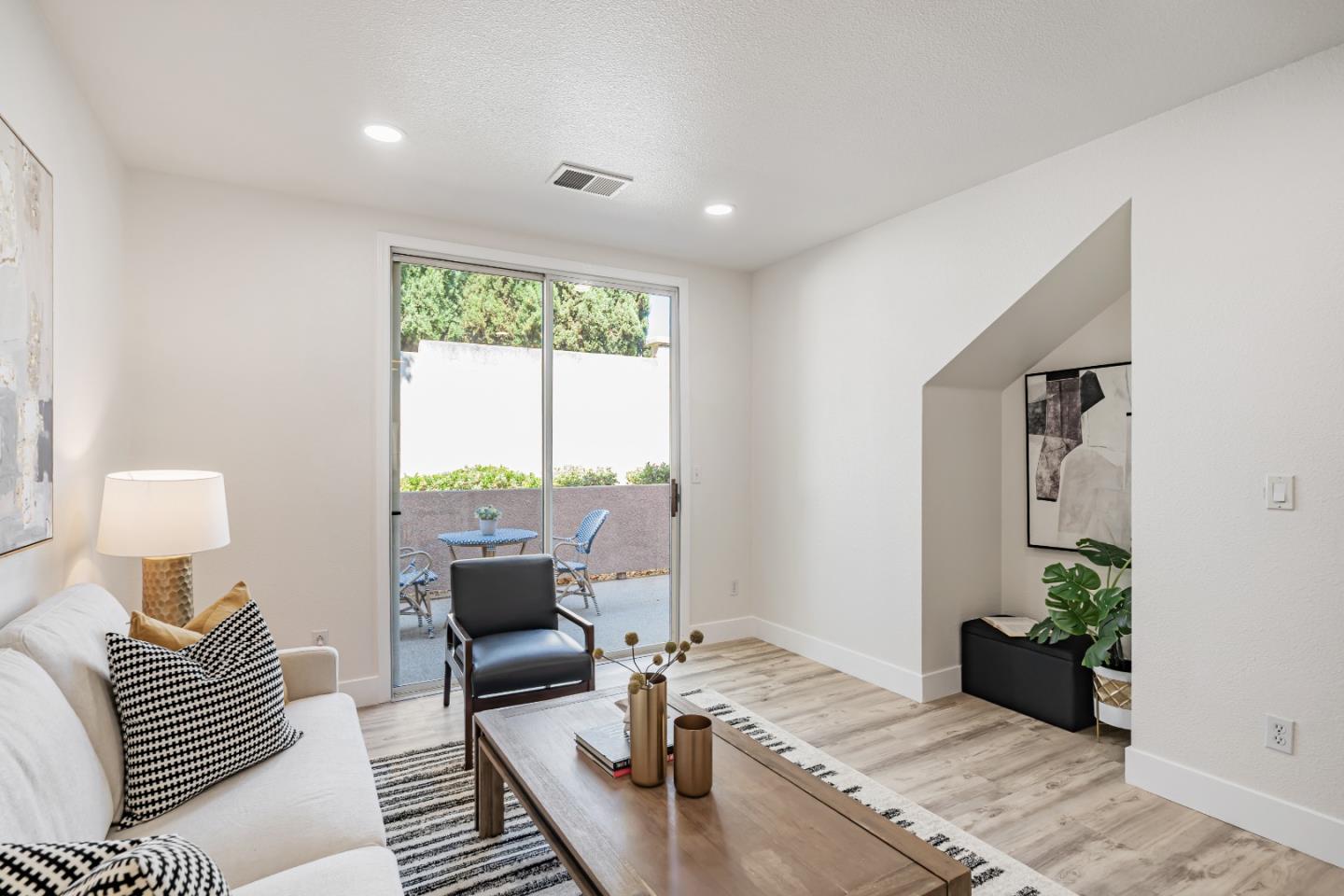 Detail Gallery Image 7 of 31 For 3697 Jasmine Cir, San Jose,  CA 95135 - 3 Beds | 2/1 Baths