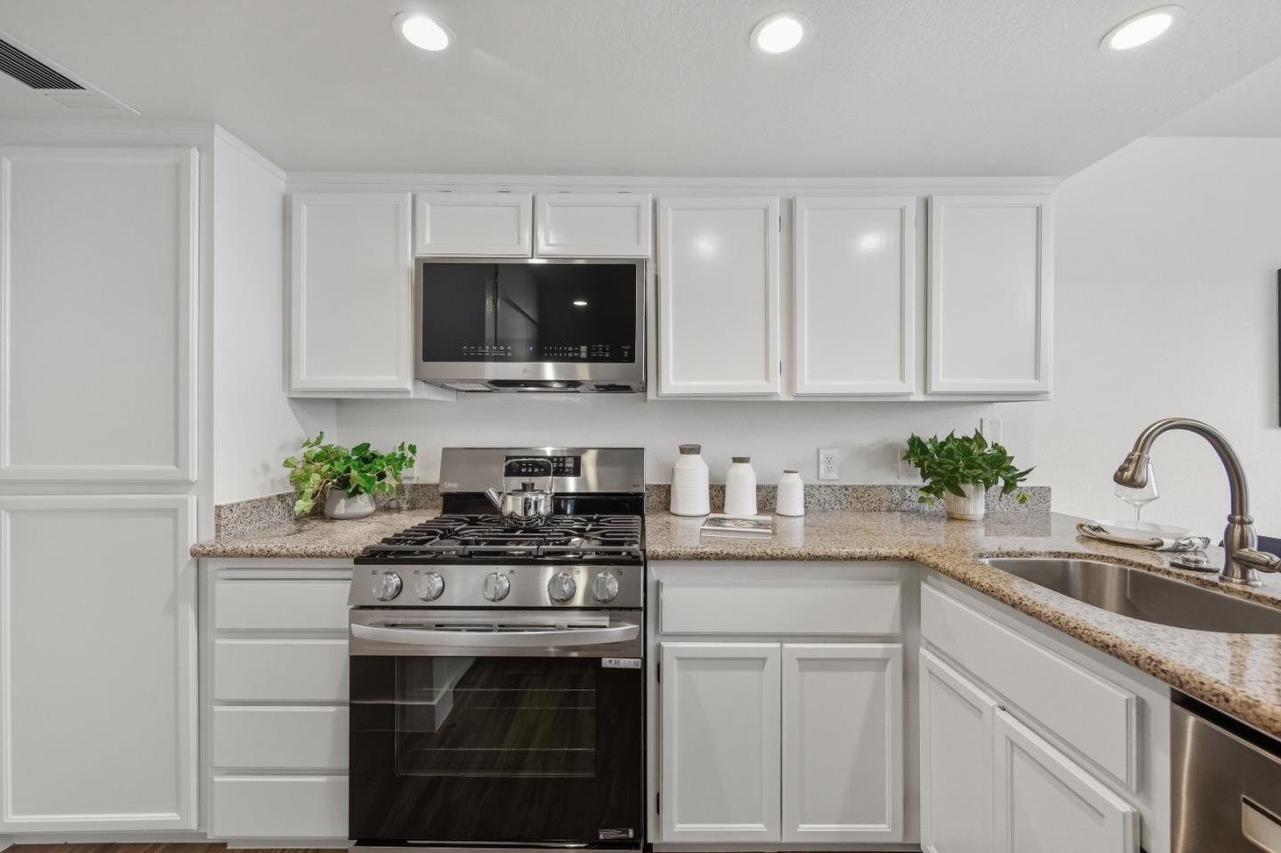 Detail Gallery Image 5 of 28 For 303 Garden Cmn, Livermore,  CA 94551 - 2 Beds | 2/1 Baths