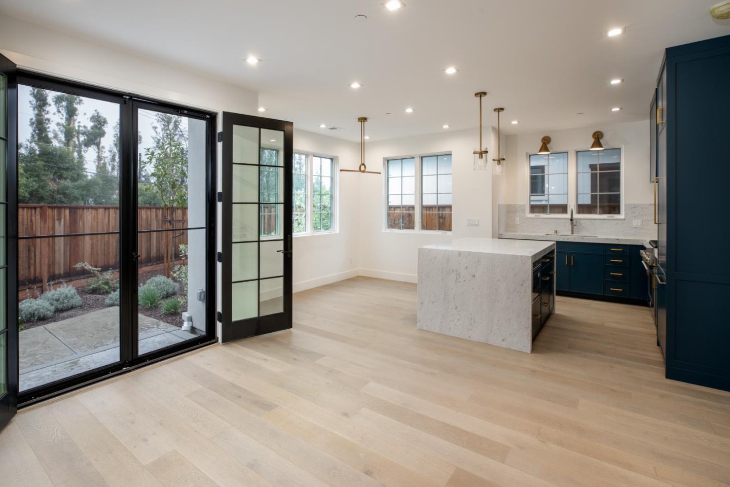 Detail Gallery Image 27 of 42 For 737 Linden Ave, Burlingame,  CA 94010 - 6 Beds | 4/2 Baths