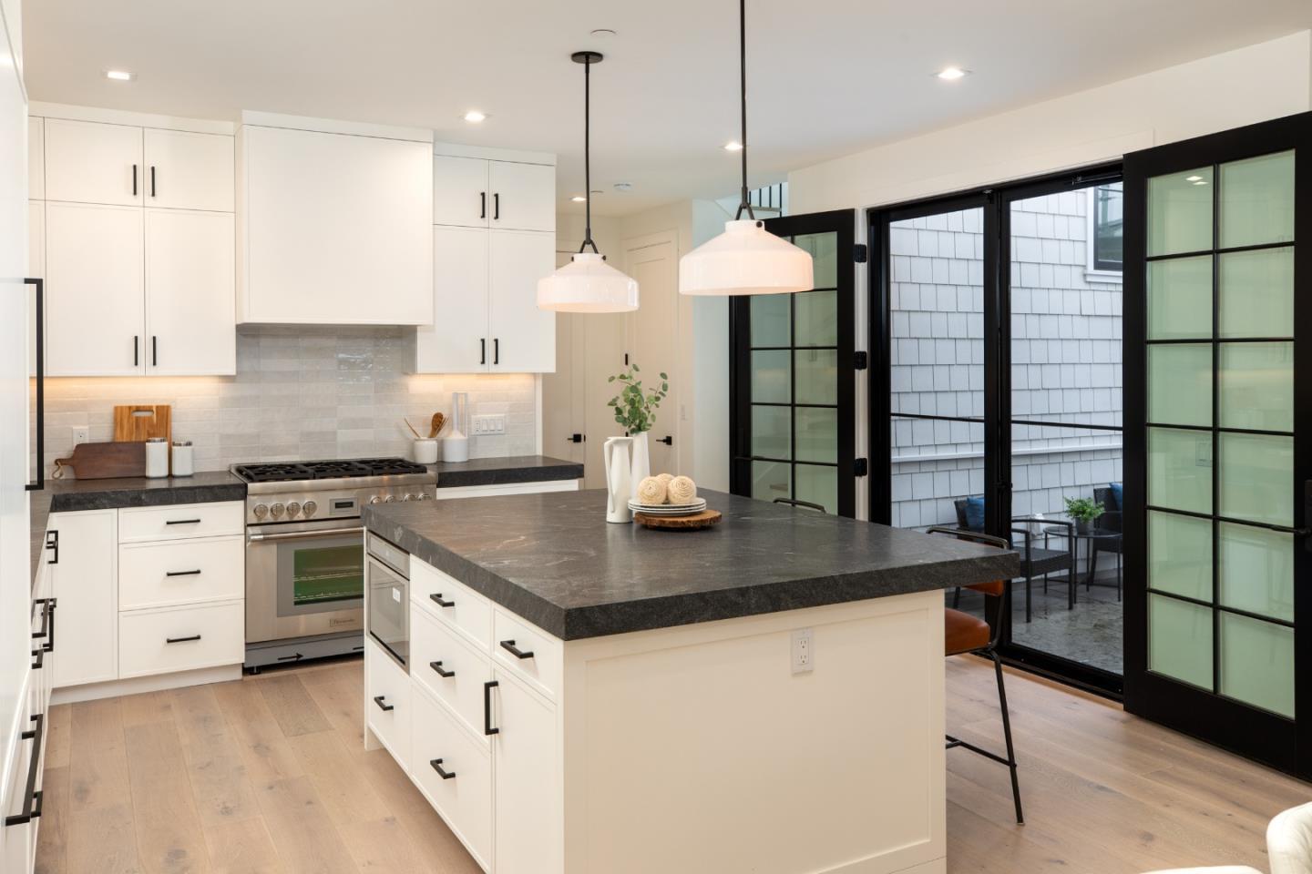 Detail Gallery Image 9 of 42 For 737 Linden Ave, Burlingame,  CA 94010 - 6 Beds | 4/2 Baths