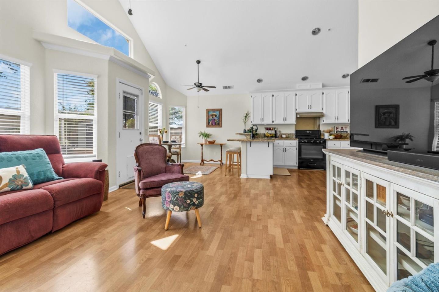 Detail Gallery Image 12 of 33 For 8 Bristol Cir, Salinas,  CA 93906 - 3 Beds | 2 Baths