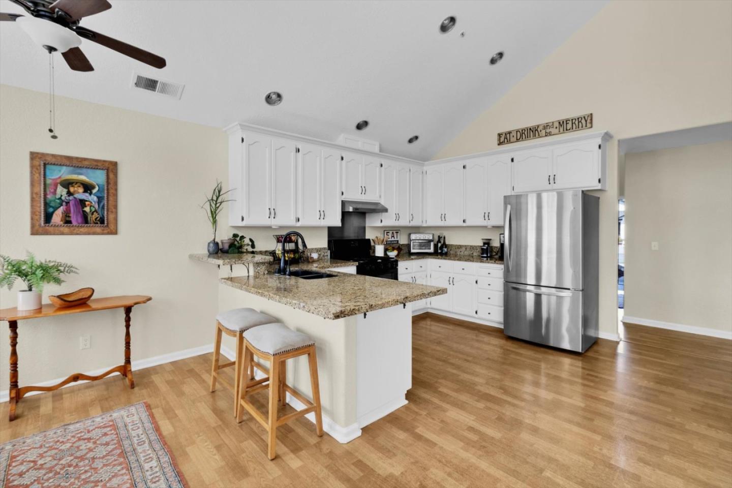 Detail Gallery Image 14 of 33 For 8 Bristol Cir, Salinas,  CA 93906 - 3 Beds | 2 Baths