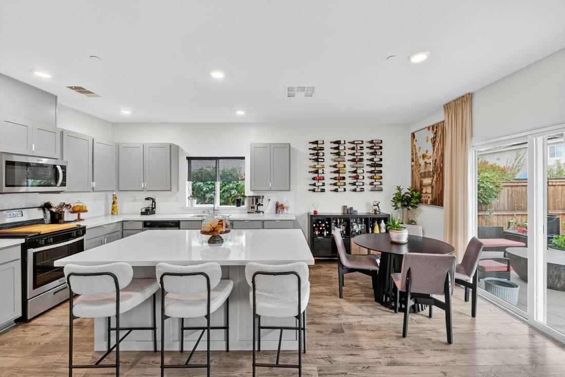 Detail Gallery Image 12 of 46 For 6707 Oakum Way, Stockton,  CA 95219 - 4 Beds | 2/1 Baths