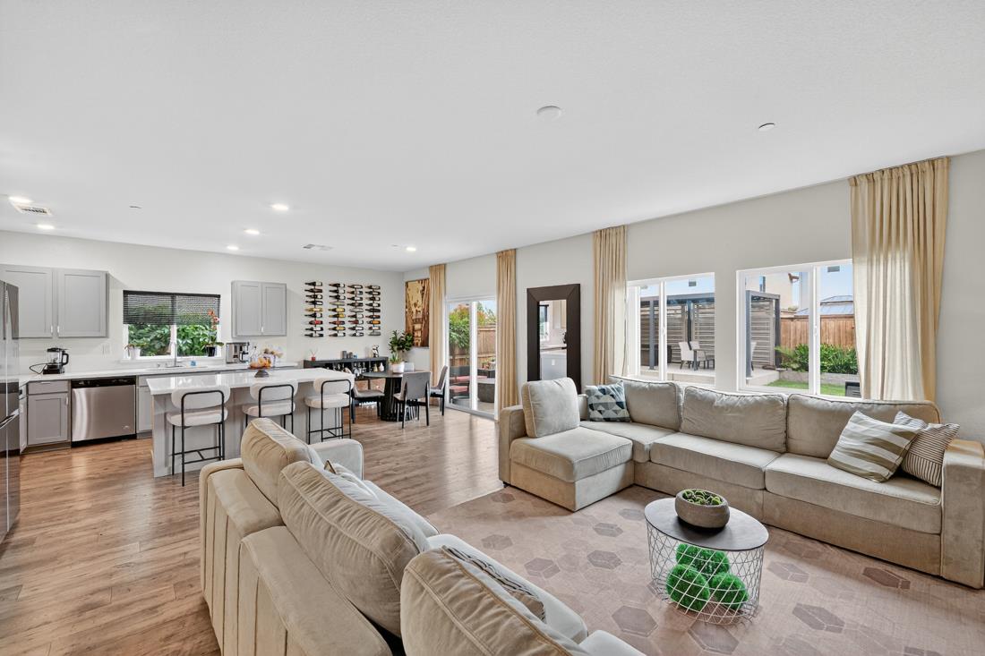 Detail Gallery Image 7 of 46 For 6707 Oakum Way, Stockton,  CA 95219 - 4 Beds | 2/1 Baths