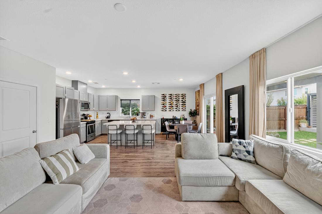 Detail Gallery Image 8 of 46 For 6707 Oakum Way, Stockton,  CA 95219 - 4 Beds | 2/1 Baths