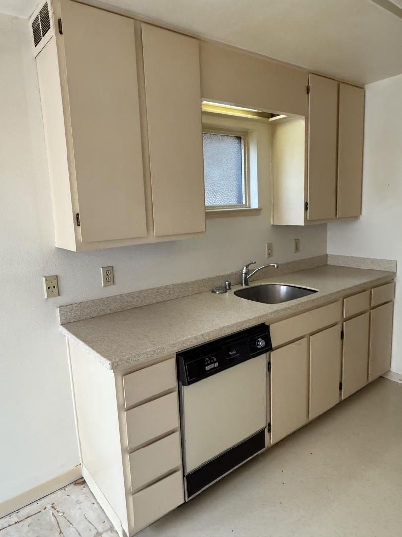 Detail Gallery Image 3 of 10 For 455 Pine Ave, Half Moon Bay,  CA 94019 - 2 Beds | 2 Baths