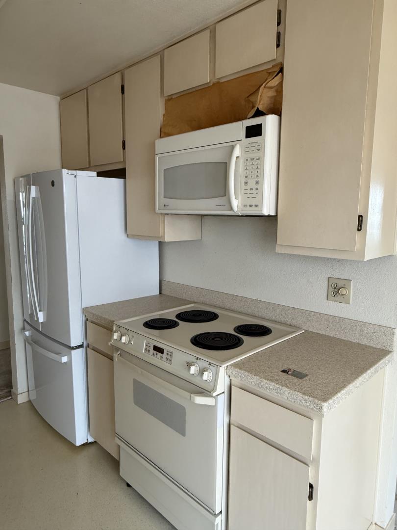 Detail Gallery Image 4 of 10 For 455 Pine Ave, Half Moon Bay,  CA 94019 - 2 Beds | 2 Baths