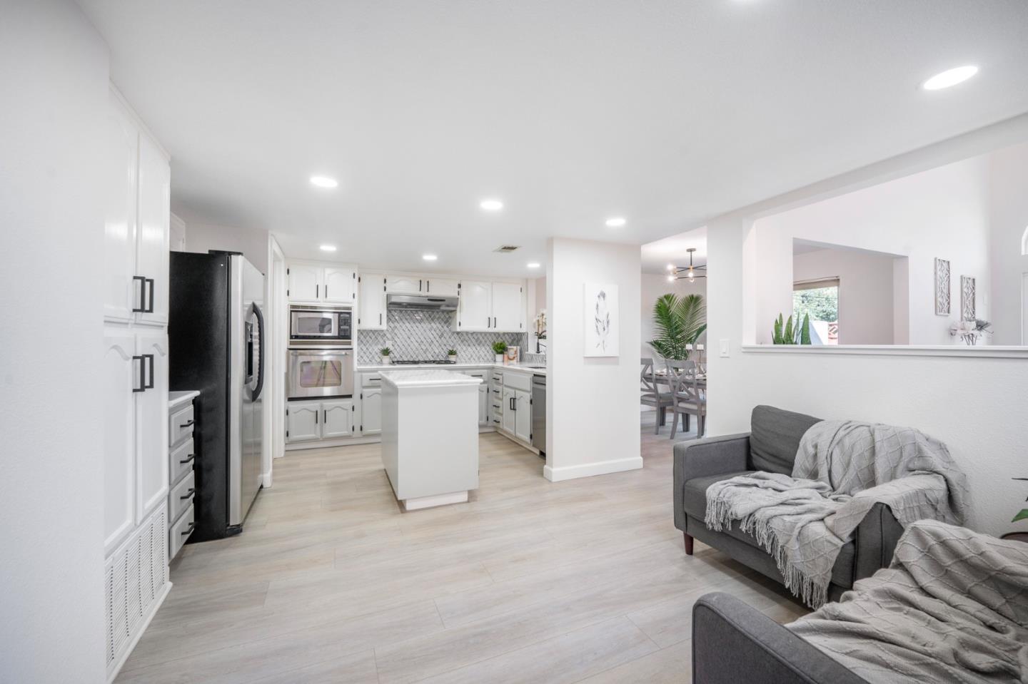 Detail Gallery Image 3 of 28 For 945 Oak Park Dr, Morgan Hill,  CA 95037 - 3 Beds | 2/1 Baths