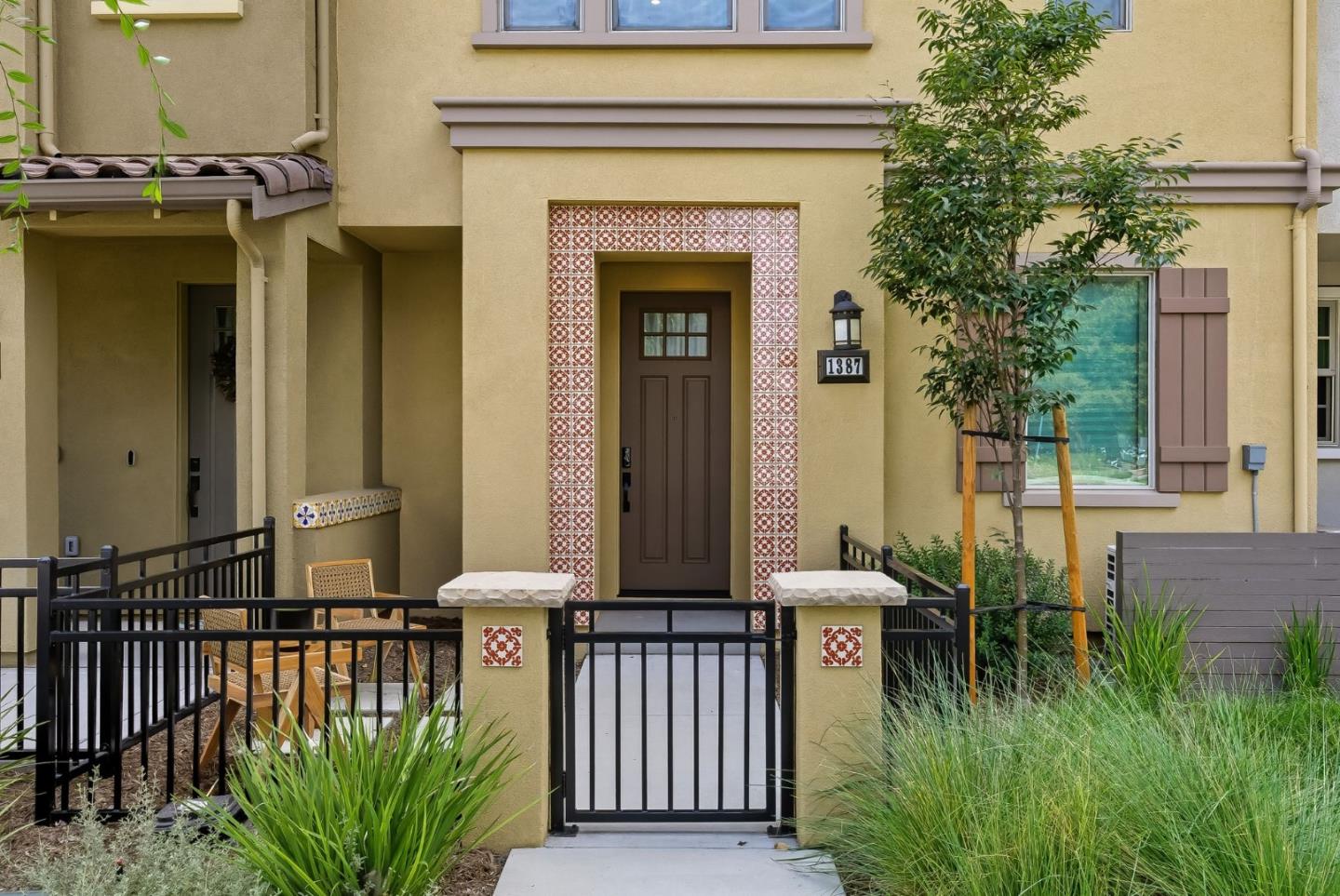 Detail Gallery Image 1 of 27 For 1387 W Middlefield Rd, Mountain View,  CA 94043 - 3 Beds | 3 Baths