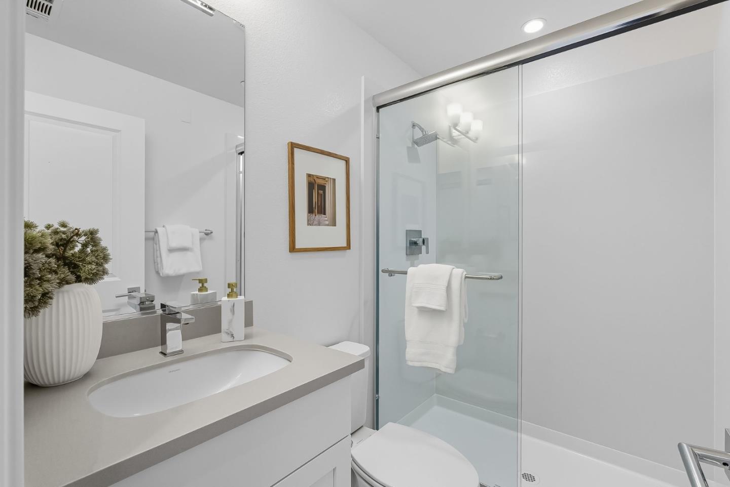 Detail Gallery Image 13 of 27 For 1387 W Middlefield Rd, Mountain View,  CA 94043 - 3 Beds | 3 Baths